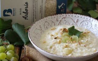 Risotto con caprino, uva e nocciole